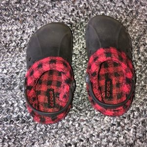 Kids Buffalo plaid crocs size 10/11 toddler